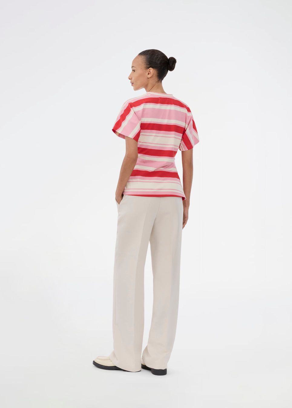 Figursyet t-shirt i friske røde og pinke striber. Urbanmd stripe t-shirt har korte ærmer, rund hals og fine rynkesyninger i taljen, der fremhæver silhuetten. Et diskret brystlogo fuldender det moderne udtryk. Modellen er 175 cm og har en str. S/36 på.

Materiale:
52% Bomuld
48% Polyester