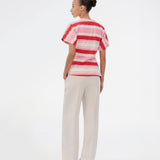 Figursyet t-shirt i friske røde og pinke striber. Urbanmd stripe t-shirt har korte ærmer, rund hals og fine rynkesyninger i taljen, der fremhæver silhuetten. Et diskret brystlogo fuldender det moderne udtryk. Modellen er 175 cm og har en str. S/36 på.

Materiale:
52% Bomuld
48% Polyester