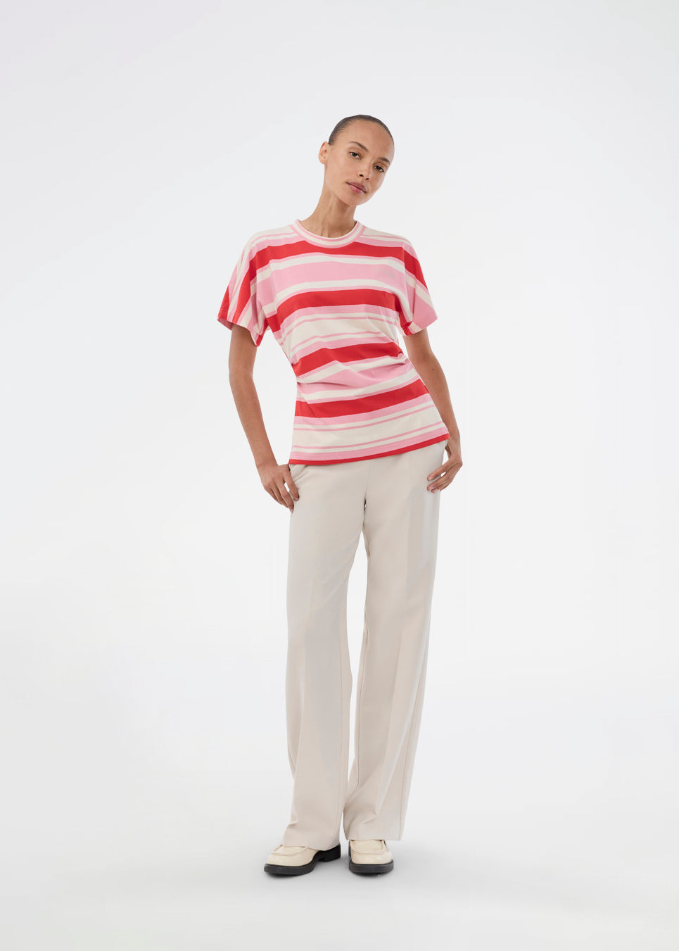 Figursyet t-shirt i friske røde og pinke striber. Urbanmd stripe t-shirt har korte ærmer, rund hals og fine rynkesyninger i taljen, der fremhæver silhuetten. Et diskret brystlogo fuldender det moderne udtryk. Modellen er 175 cm og har en str. S/36 på.

Materiale:
52% Bomuld
48% Polyester