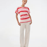 Figursyet t-shirt i friske røde og pinke striber. Urbanmd stripe t-shirt har korte ærmer, rund hals og fine rynkesyninger i taljen, der fremhæver silhuetten. Et diskret brystlogo fuldender det moderne udtryk. Modellen er 175 cm og har en str. S/36 på.

Materiale:
52% Bomuld
48% Polyester