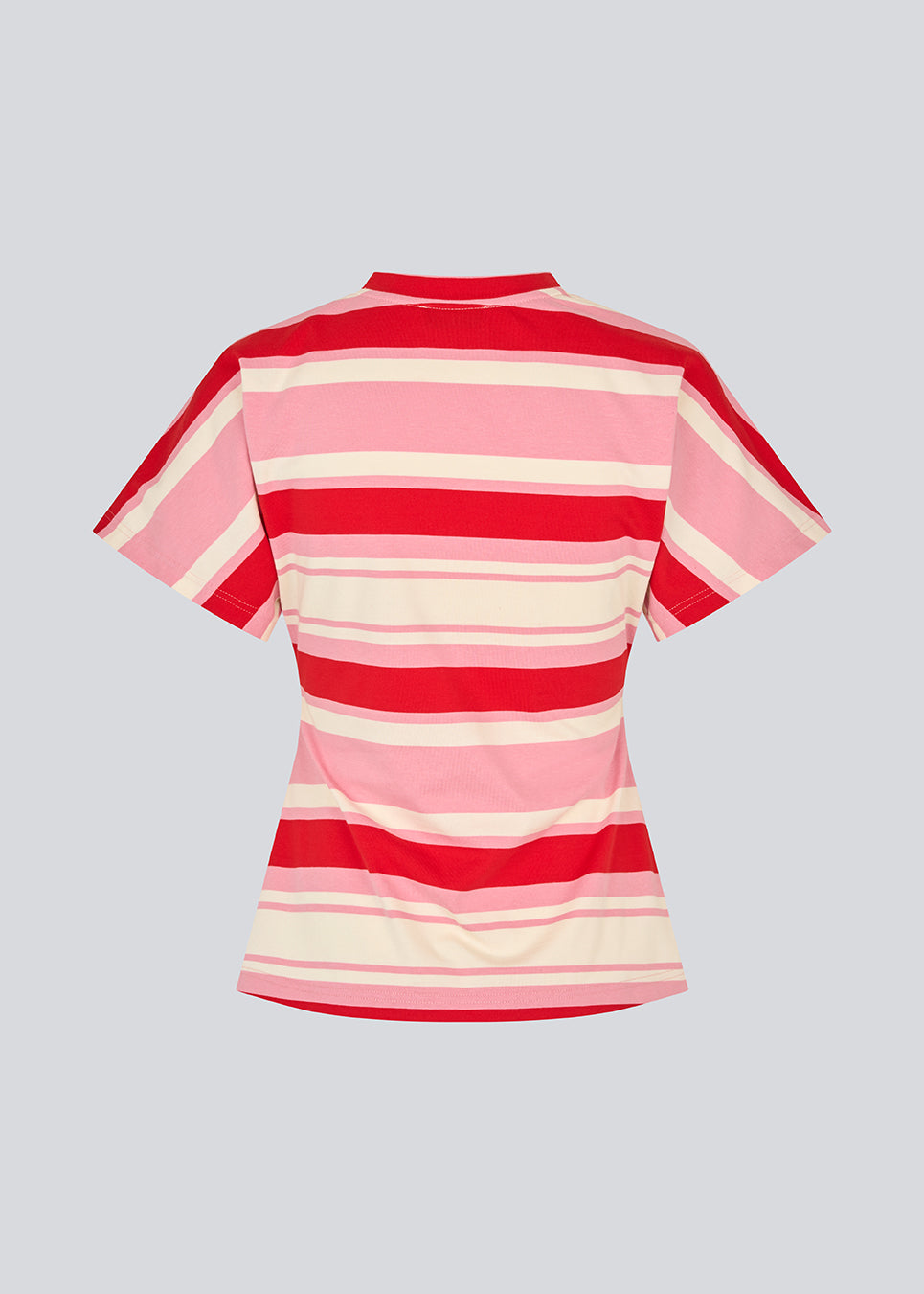Figursyet t-shirt i friske røde og pinke striber. Urbanmd stripe t-shirt har korte ærmer, rund hals og fine rynkesyninger i taljen, der fremhæver silhuetten. Et diskret brystlogo fuldender det moderne udtryk. Modellen er 175 cm og har en str. S/36 på.

Materiale:
52% Bomuld
48% Polyester