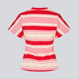 Figursyet t-shirt i friske røde og pinke striber. Urbanmd stripe t-shirt har korte ærmer, rund hals og fine rynkesyninger i taljen, der fremhæver silhuetten. Et diskret brystlogo fuldender det moderne udtryk. Modellen er 175 cm og har en str. S/36 på.

Materiale:
52% Bomuld
48% Polyester