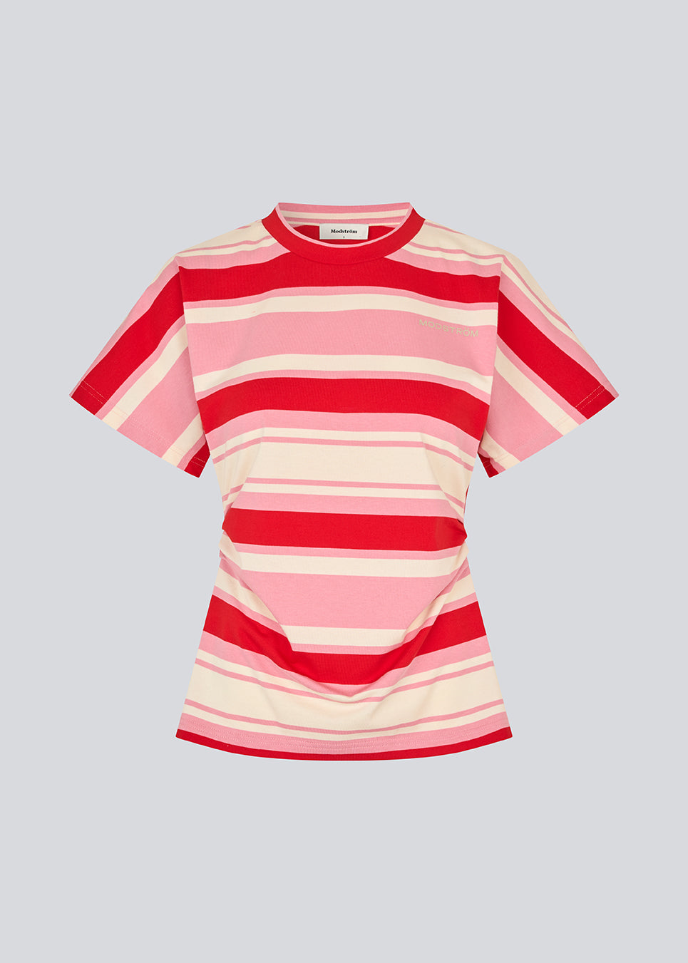 Figursyet t-shirt i friske røde og pinke striber. Urbanmd stripe t-shirt har korte ærmer, rund hals og fine rynkesyninger i taljen, der fremhæver silhuetten. Et diskret brystlogo fuldender det moderne udtryk. Modellen er 175 cm og har en str. S/36 på.

Materiale:
52% Bomuld
48% Polyester