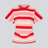 Figursyet t-shirt i friske røde og pinke striber. Urbanmd stripe t-shirt har korte ærmer, rund hals og fine rynkesyninger i taljen, der fremhæver silhuetten. Et diskret brystlogo fuldender det moderne udtryk. Modellen er 175 cm og har en str. S/36 på.

Materiale:
52% Bomuld
48% Polyester