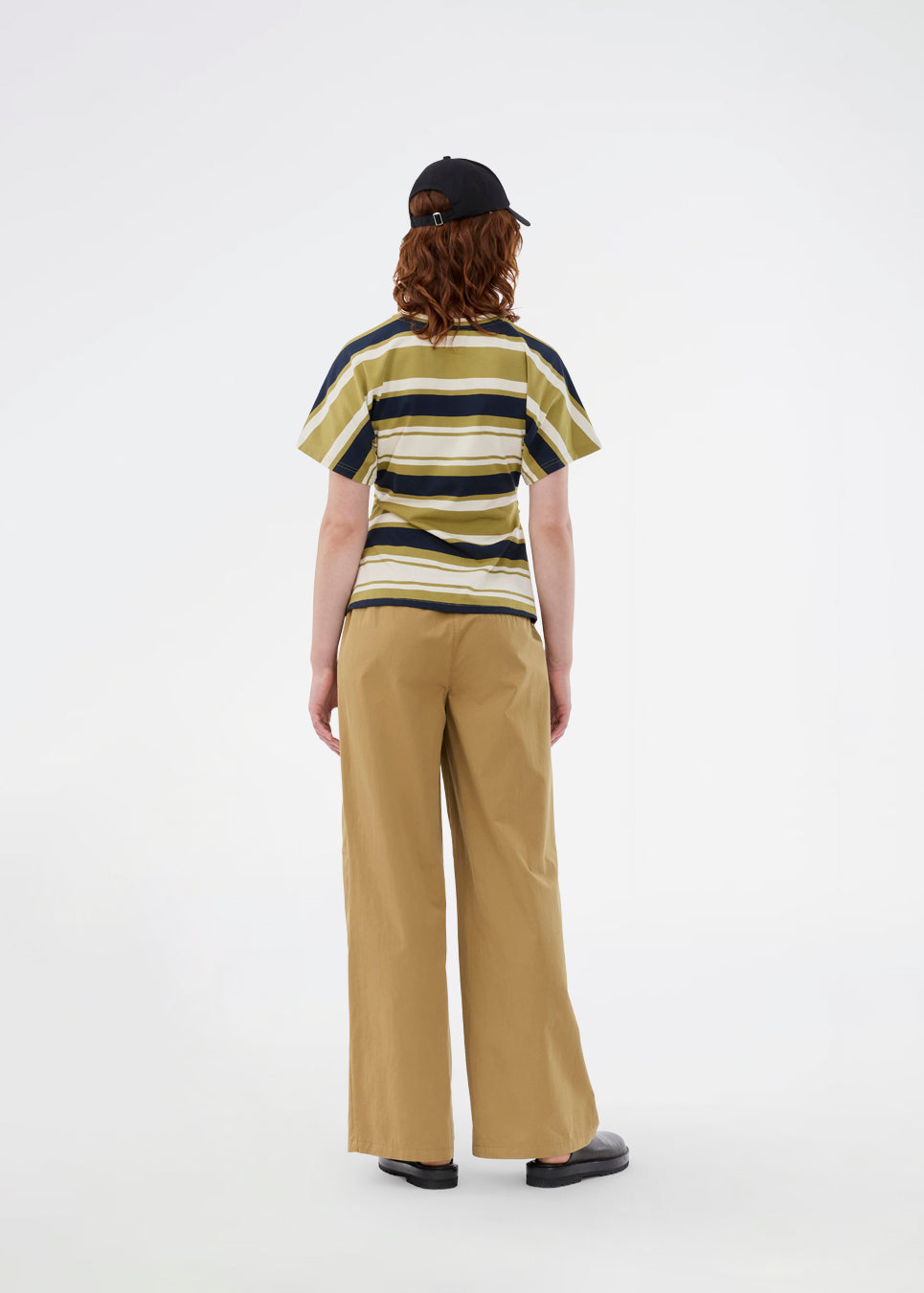 Figursyet t-shirt i friske grønne striber. Urbanmd stripe t-shirt har korte ærmer, rund hals og fine rynkesyninger i taljen, der fremhæver silhuetten. Et diskret brystlogo fuldender det moderne udtryk. Modellen er 175 cm og har en str. S/36 på.

Materiale:
52% Bomuld
48% Polyester
