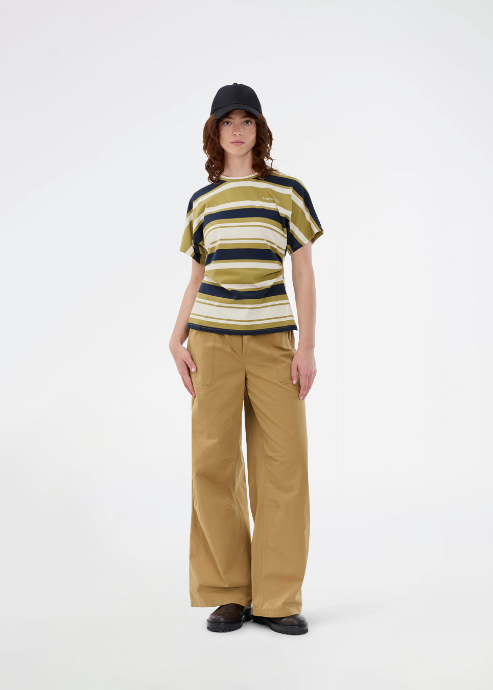 Figursyet t-shirt i friske grønne striber. Urbanmd stripe t-shirt har korte ærmer, rund hals og fine rynkesyninger i taljen, der fremhæver silhuetten. Et diskret brystlogo fuldender det moderne udtryk. Modellen er 175 cm og har en str. S/36 på.

Materiale:
52% Bomuld
48% Polyester