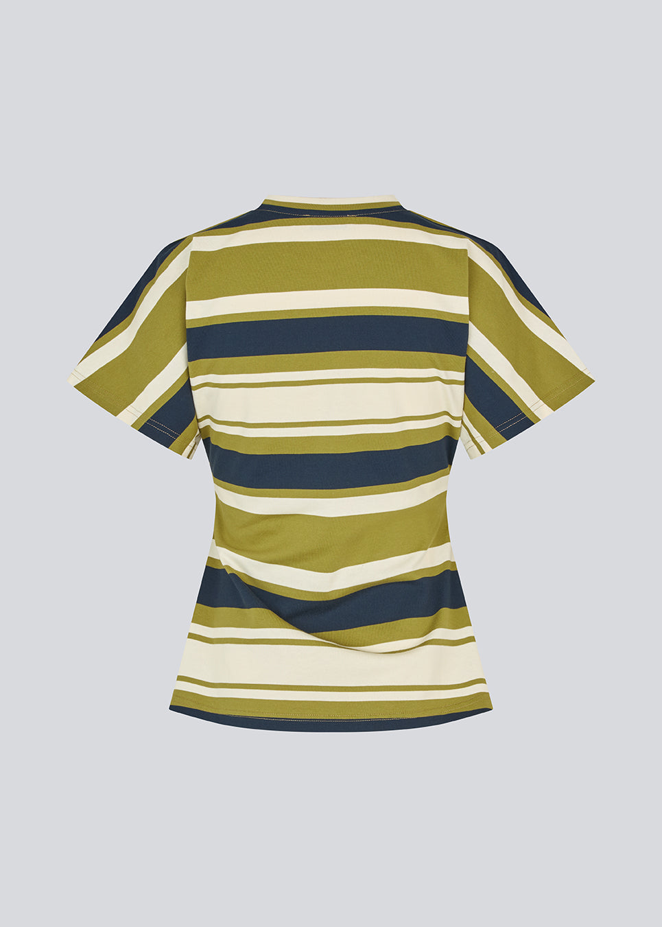 Figursyet t-shirt i friske grønne striber. Urbanmd stripe t-shirt har korte ærmer, rund hals og fine rynkesyninger i taljen, der fremhæver silhuetten. Et diskret brystlogo fuldender det moderne udtryk. Modellen er 175 cm og har en str. S/36 på.

Materiale:
52% Bomuld
48% Polyester