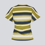 Figursyet t-shirt i friske grønne striber. Urbanmd stripe t-shirt har korte ærmer, rund hals og fine rynkesyninger i taljen, der fremhæver silhuetten. Et diskret brystlogo fuldender det moderne udtryk. Modellen er 175 cm og har en str. S/36 på.

Materiale:
52% Bomuld
48% Polyester