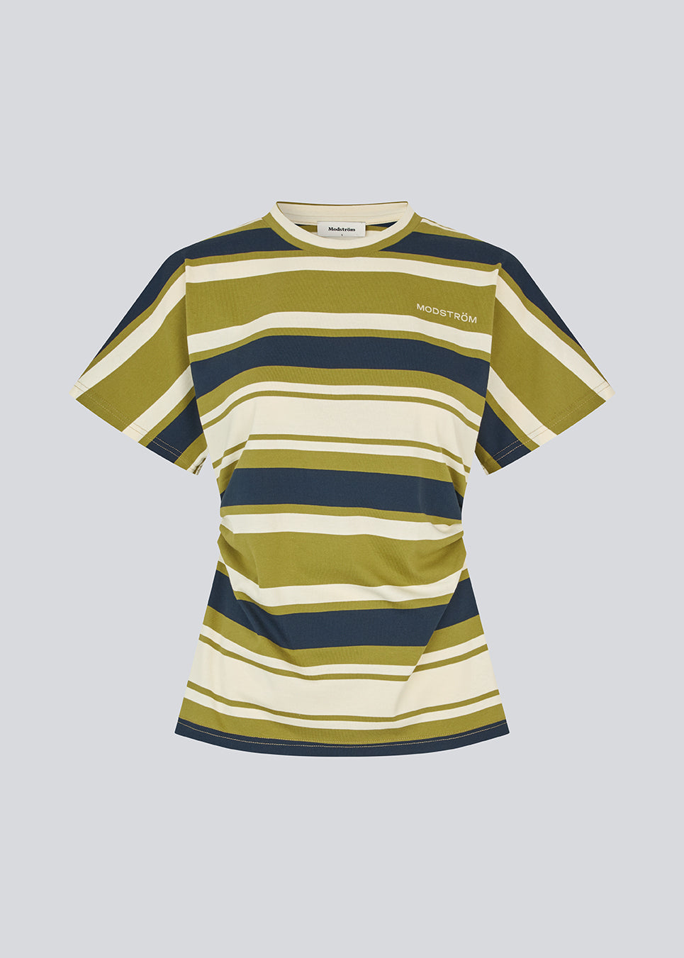 Figursyet t-shirt i friske grønne striber. Urbanmd stripe t-shirt har korte ærmer, rund hals og fine rynkesyninger i taljen, der fremhæver silhuetten. Et diskret brystlogo fuldender det moderne udtryk. Modellen er 175 cm og har en str. S/36 på.

Materiale:
52% Bomuld
48% Polyester