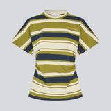 Figursyet t-shirt i friske grønne striber. Urbanmd stripe t-shirt har korte ærmer, rund hals og fine rynkesyninger i taljen, der fremhæver silhuetten. Et diskret brystlogo fuldender det moderne udtryk. Modellen er 175 cm og har en str. S/36 på.

Materiale:
52% Bomuld
48% Polyester