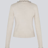 Elegant beige strikbluse med konstrast sygninger. UrdMD LS top er fremstillet i 100% økologisk bomuld, har en krave, lange ærmer og knappedetalje. Et tidløst og feminint valg til enhver lejlighed. Modellen er 175 cm og har en str. S/36 på.


Materiale:
95% Økologisk Bomuld
5% Elastan