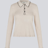 Elegant beige strikbluse med konstrast sygninger. UrdMD LS top er fremstillet i 100% økologisk bomuld, har en krave, lange ærmer og knappedetalje. Et tidløst og feminint valg til enhver lejlighed. Modellen er 175 cm og har en str. S/36 på.


Materiale:
95% Økologisk Bomuld
5% Elastan