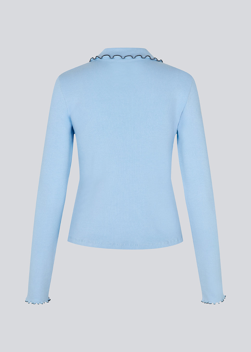 Elegant lyseblå strikbluse med konstrast sygninger. UrdMD LS top er fremstillet i 100% økologisk bomuld, har en krave, lange ærmer og knappedetalje. Et tidløst og feminint valg til enhver lejlighed. Modellen er 175 cm og har en str. S/36 på.

Materiale:
95% Økologisk Bomuld
5% Elastan
