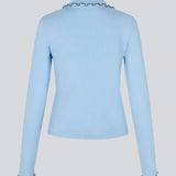 Elegant lyseblå strikbluse med konstrast sygninger. UrdMD LS top er fremstillet i 100% økologisk bomuld, har en krave, lange ærmer og knappedetalje. Et tidløst og feminint valg til enhver lejlighed. Modellen er 175 cm og har en str. S/36 på.

Materiale:
95% Økologisk Bomuld
5% Elastan