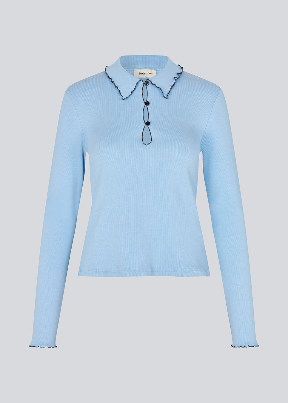 Elegant lyseblå strikbluse med konstrast sygninger. UrdMD LS top er fremstillet i 100% økologisk bomuld, har en krave, lange ærmer og knappedetalje. Et tidløst og feminint valg til enhver lejlighed. Modellen er 175 cm og har en str. S/36 på.

Materiale:
95% Økologisk Bomuld
5% Elastan