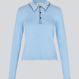 Elegant lyseblå strikbluse med konstrast sygninger. UrdMD LS top er fremstillet i 100% økologisk bomuld, har en krave, lange ærmer og knappedetalje. Et tidløst og feminint valg til enhver lejlighed. Modellen er 175 cm og har en str. S/36 på.

Materiale:
95% Økologisk Bomuld
5% Elastan