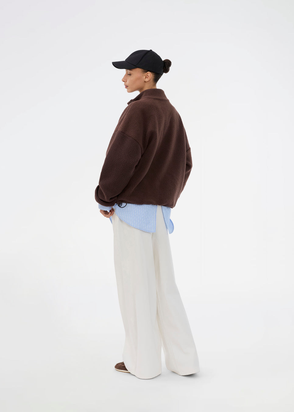 Blød brun fleecetrøje i 100% genanvendt polyester. Urielmd fleece er designet med høj hals, halv lynlås og en afslappet pasform, som giver et moderne og ubesværet look. Perfekt til kølige dage og casual layering. Modellen er 175 cm og har en str. S/36 på.

Materiale:
100% Recycled Polyester