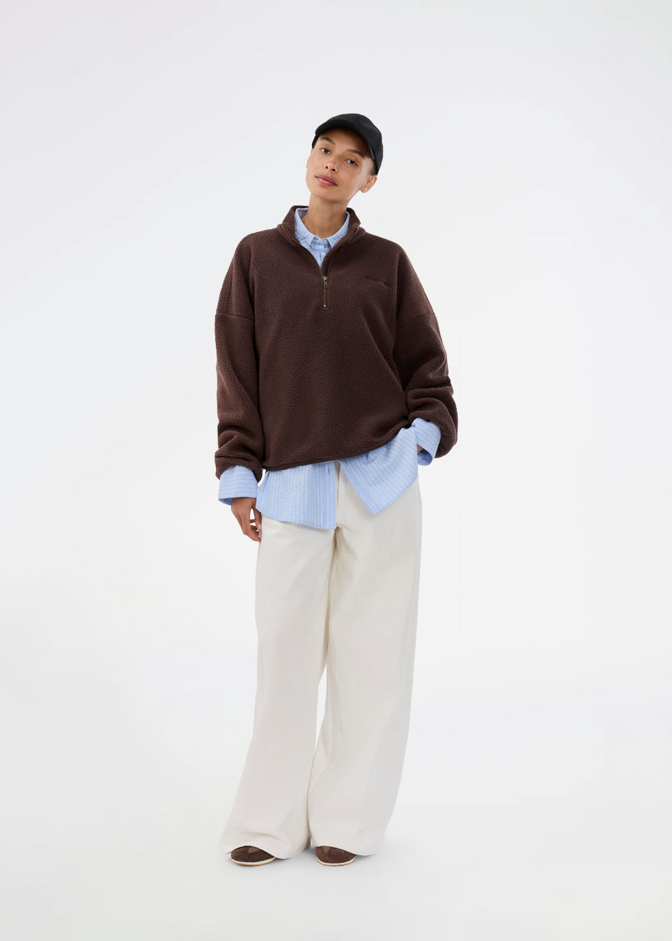 Blød brun fleecetrøje i 100% genanvendt polyester. Urielmd fleece er designet med høj hals, halv lynlås og en afslappet pasform, som giver et moderne og ubesværet look. Perfekt til kølige dage og casual layering. Modellen er 175 cm og har en str. S/36 på.

Materiale:
100% Recycled Polyester