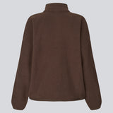 Blød brun fleecetrøje i 100% genanvendt polyester. Urielmd fleece er designet med høj hals, halv lynlås og en afslappet pasform, som giver et moderne og ubesværet look. Perfekt til kølige dage og casual layering. Modellen er 175 cm og har en str. S/36 på.

Materiale:
100% Recycled Polyester