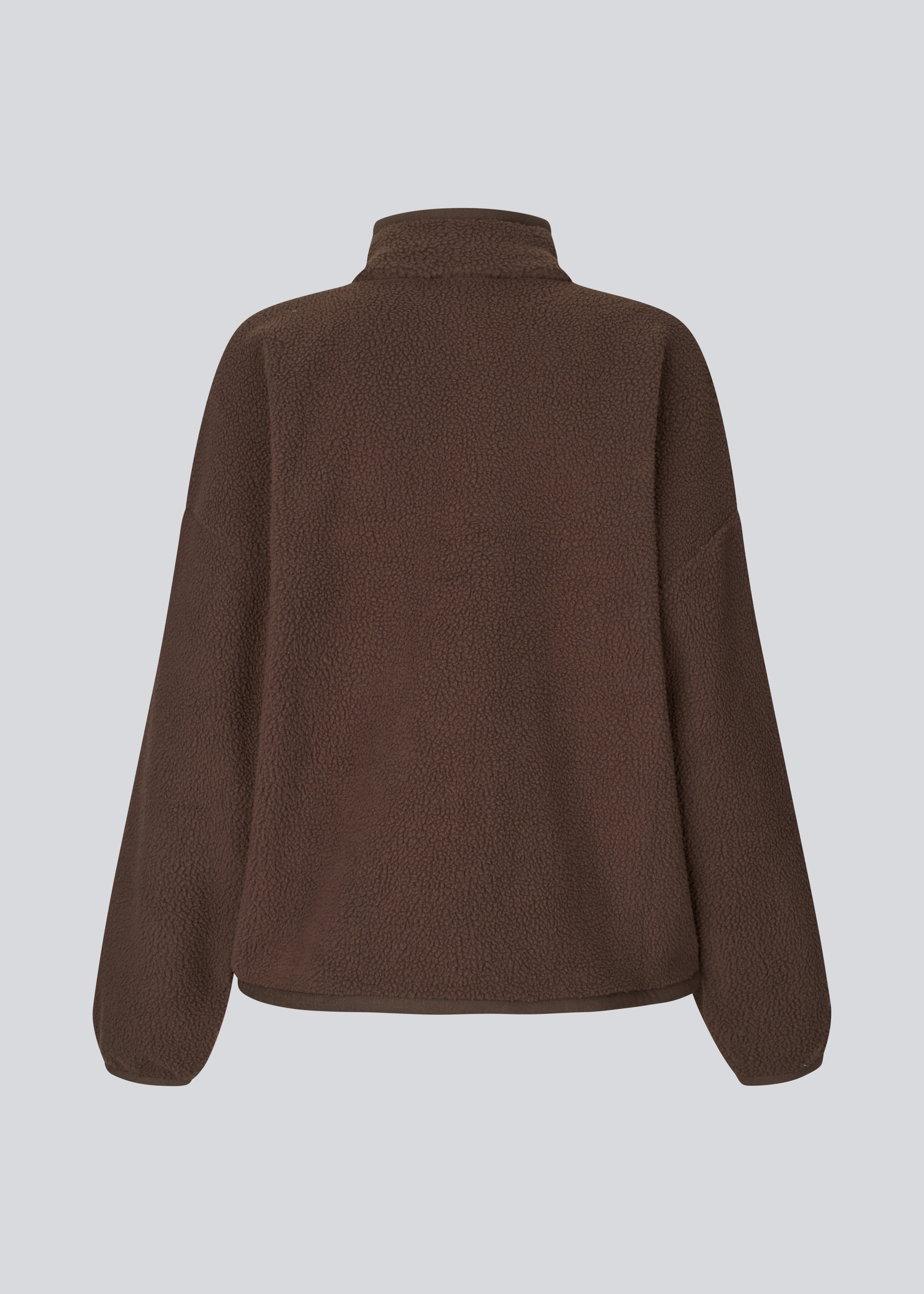 Blød brun fleecetrøje i 100% genanvendt polyester. Urielmd fleece er designet med høj hals, halv lynlås og en afslappet pasform, som giver et moderne og ubesværet look. Perfekt til kølige dage og casual layering. Modellen er 175 cm og har en str. S/36 på.

Materiale:
100% Recycled Polyester
