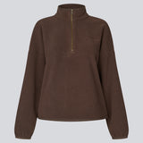 Blød brun fleecetrøje i 100% genanvendt polyester. Urielmd fleece er designet med høj hals, halv lynlås og en afslappet pasform, som giver et moderne og ubesværet look. Perfekt til kølige dage og casual layering. Modellen er 175 cm og har en str. S/36 på.

Materiale:
100% Recycled Polyester