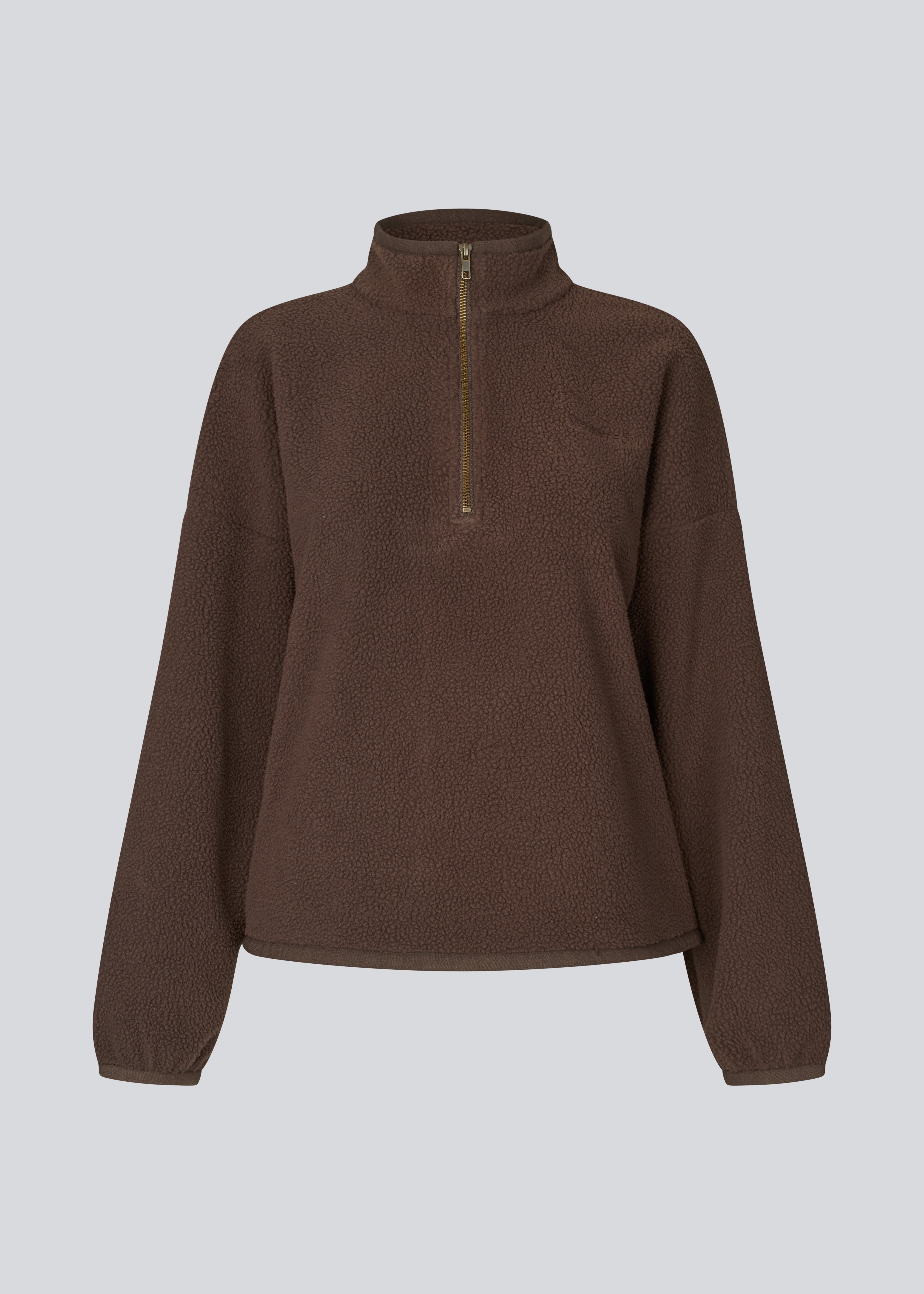 Blød brun fleecetrøje i 100% genanvendt polyester. Urielmd fleece er designet med høj hals, halv lynlås og en afslappet pasform, som giver et moderne og ubesværet look. Perfekt til kølige dage og casual layering. Modellen er 175 cm og har en str. S/36 på.

Materiale:
100% Recycled Polyester