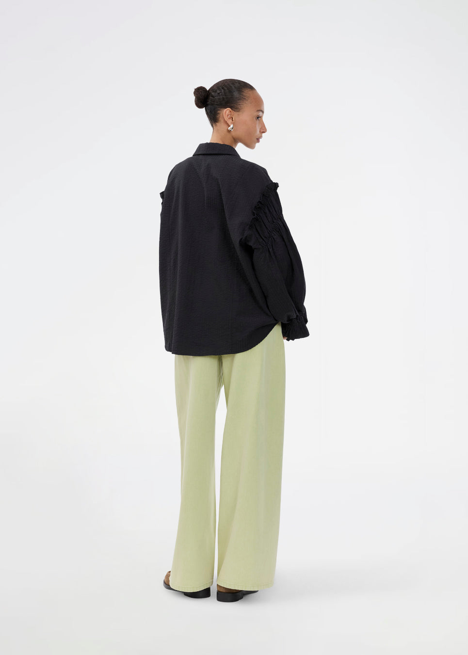 Feminin skjorte i sort med smock og flæsedetaljer. Ulfurmd shirt har ensfarvede striber, krave, knappelukning og volumøse ærmer med smock og flæser – en elegant og moderne skjorte, der giver et sofistikeret touch til hverdags- og arbejdslooks. Modellen er 175 cm og har en str. S/36 på.


Materiale:
40% Bomuld
60% Recycled Polyester