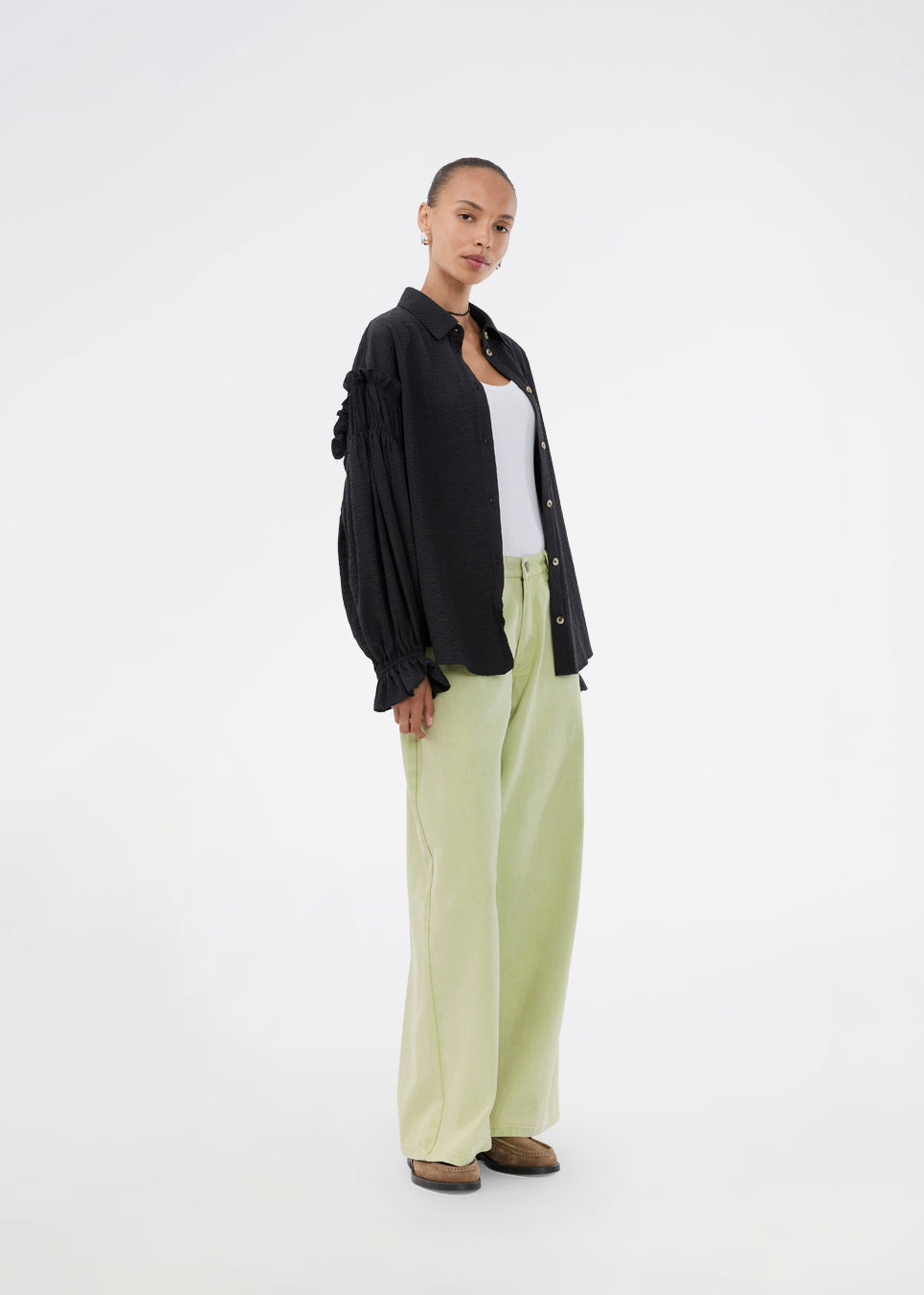 Feminin skjorte i sort med smock og flæsedetaljer. Ulfurmd shirt har ensfarvede striber, krave, knappelukning og volumøse ærmer med smock og flæser – en elegant og moderne skjorte, der giver et sofistikeret touch til hverdags- og arbejdslooks. Modellen er 175 cm og har en str. S/36 på.


Materiale:
40% Bomuld
60% Recycled Polyester