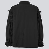 Feminin skjorte i sort med smock og flæsedetaljer. Ulfurmd shirt har ensfarvede striber, krave, knappelukning og volumøse ærmer med smock og flæser – en elegant og moderne skjorte, der giver et sofistikeret touch til hverdags- og arbejdslooks. Modellen er 175 cm og har en str. S/36 på.


Materiale:
40% Bomuld
60% Recycled Polyester