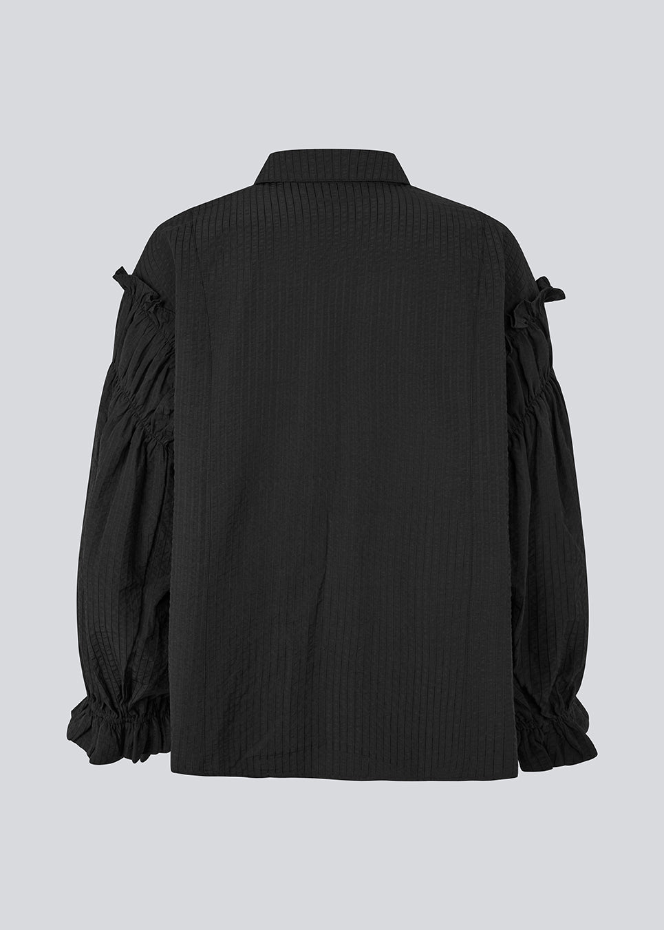 Feminin skjorte i sort med smock og flæsedetaljer. Ulfurmd shirt har ensfarvede striber, krave, knappelukning og volumøse ærmer med smock og flæser – en elegant og moderne skjorte, der giver et sofistikeret touch til hverdags- og arbejdslooks. Modellen er 175 cm og har en str. S/36 på.


Materiale:
40% Bomuld
60% Recycled Polyester