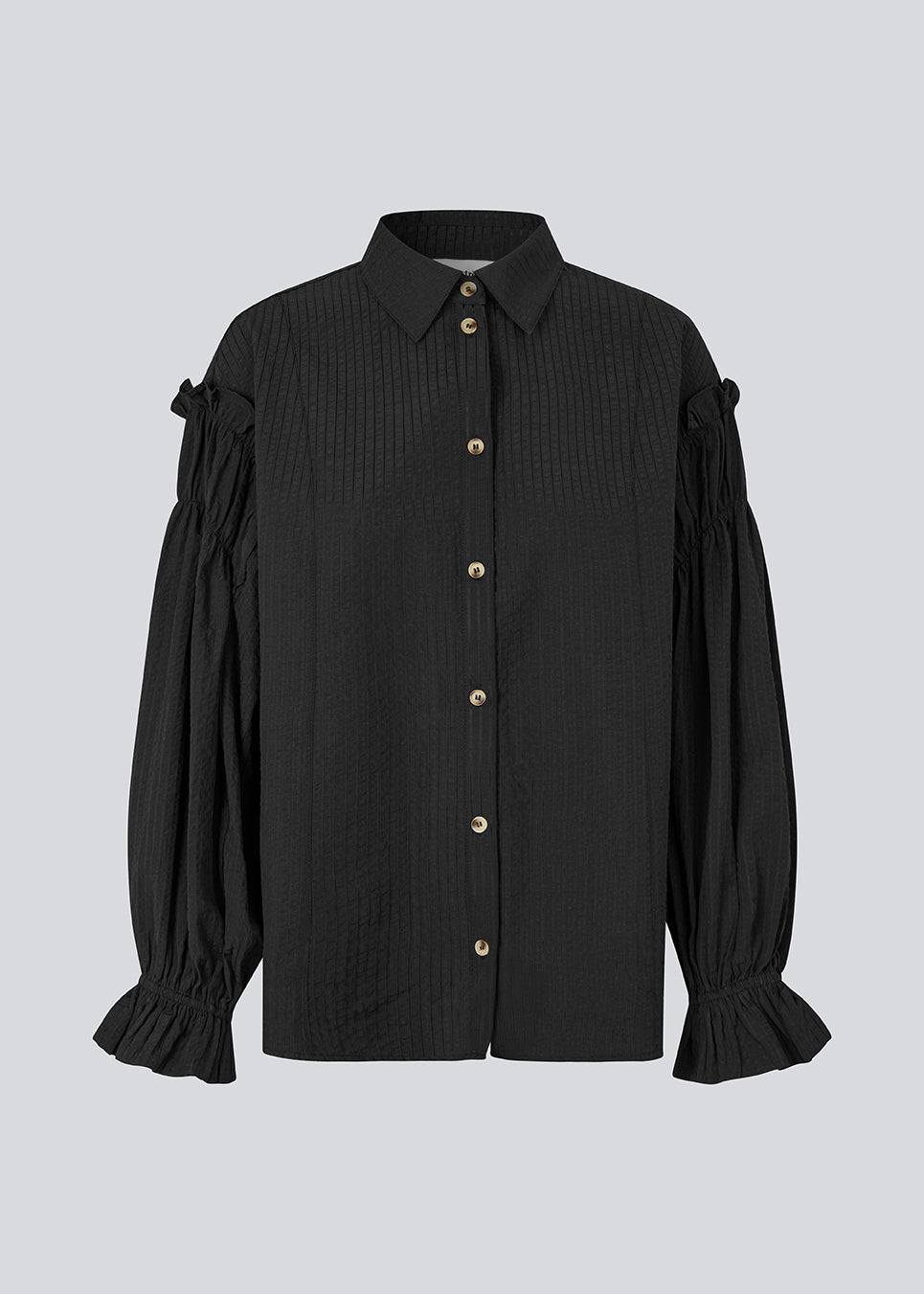 Feminin skjorte i sort med smock og flæsedetaljer. Ulfurmd shirt har ensfarvede striber, krave, knappelukning og volumøse ærmer med smock og flæser – en elegant og moderne skjorte, der giver et sofistikeret touch til hverdags- og arbejdslooks. Modellen er 175 cm og har en str. S/36 på.


Materiale:
40% Bomuld
60% Recycled Polyester