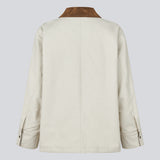 Jakke i beige med rustik krave og afslappet pasform. Ursulamd jacket har brede lange ærmer, skjult lukning og et moderne, minimalistisk udtryk – perfekt til lag-på-lag. Modellen er 175 cm og har en str. S/36 på.

Materiale:
100% Bomuld

Foer:
100% Bomuld

Fyld:
100% Polyester