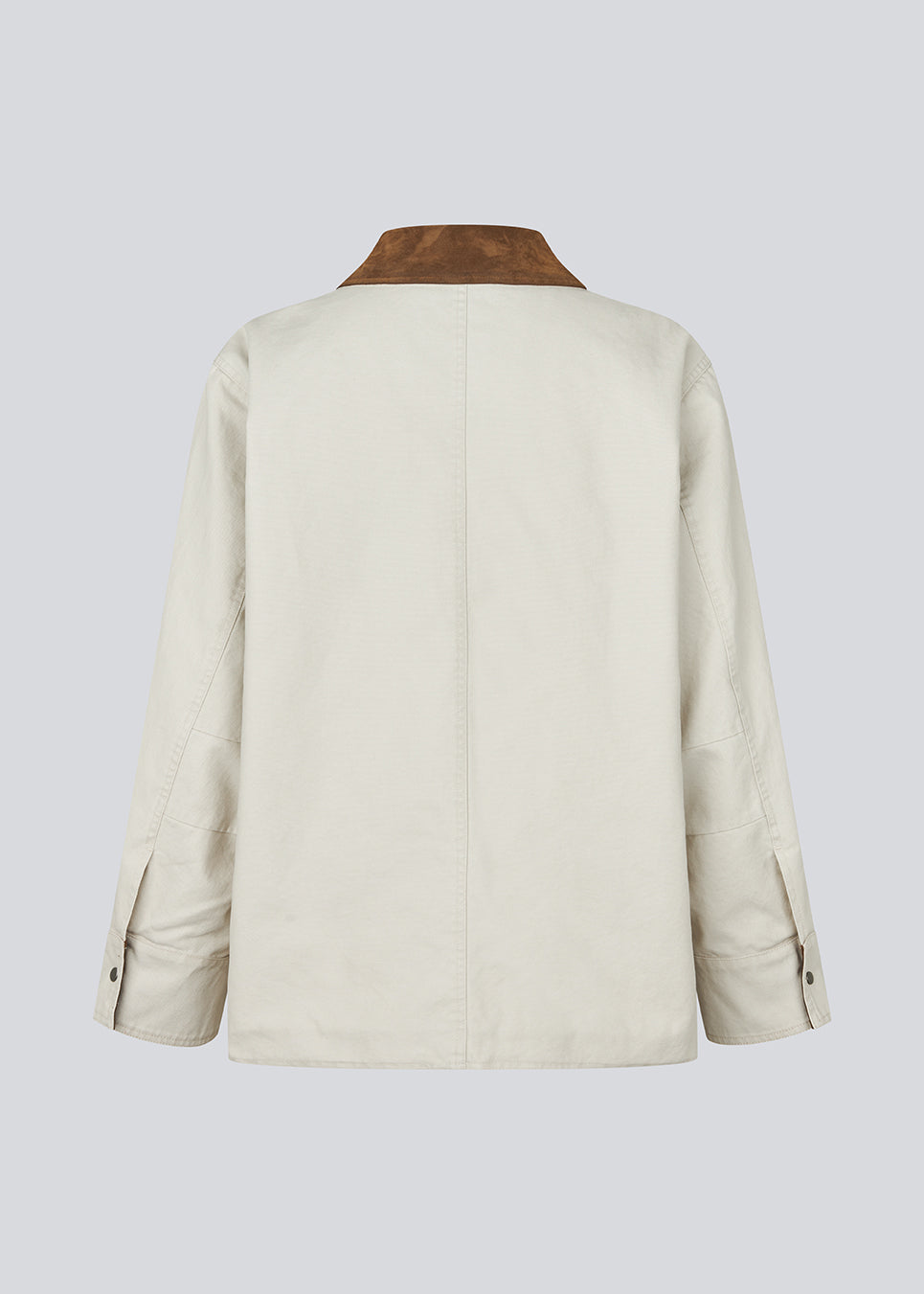 Jakke i beige med rustik krave og afslappet pasform. Ursulamd jacket har brede lange ærmer, skjult lukning og et moderne, minimalistisk udtryk – perfekt til lag-på-lag. Modellen er 175 cm og har en str. S/36 på.

Materiale:
100% Bomuld

Foer:
100% Bomuld

Fyld:
100% Polyester