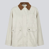Jakke i beige med rustik krave og afslappet pasform. Ursulamd jacket har brede lange ærmer, skjult lukning og et moderne, minimalistisk udtryk – perfekt til lag-på-lag. Modellen er 175 cm og har en str. S/36 på.

Materiale:
100% Bomuld

Foer:
100% Bomuld

Fyld:
100% Polyester