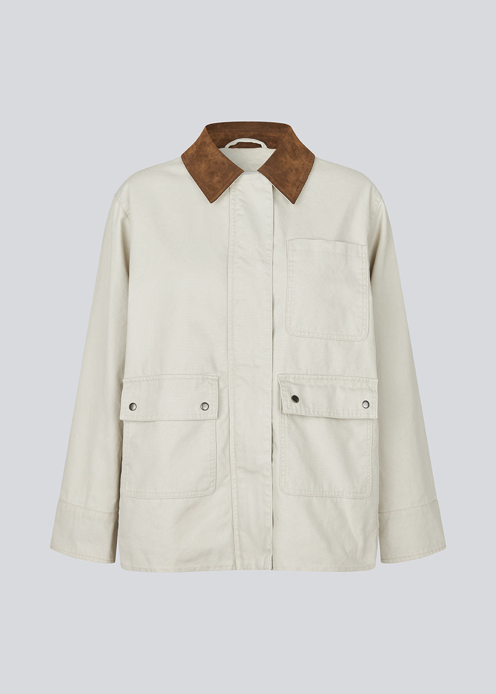 Jakke i beige med rustik krave og afslappet pasform. Ursulamd jacket har brede lange ærmer, skjult lukning og et moderne, minimalistisk udtryk – perfekt til lag-på-lag. Modellen er 175 cm og har en str. S/36 på.

Materiale:
100% Bomuld

Foer:
100% Bomuld

Fyld:
100% Polyester