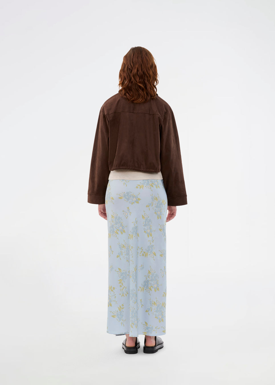 Kort brun jakke i ruskind-look. Ushermd jacket har brede ærmer, lynlåslukning, krave og sidelommer. Den justerbare bund med snøre giver en fleksibel pasform og et cool, feminint udtryk. Modellen er 175 cm og har en str. S/36 på.

Materiale:
5% Elastan
95% Polyester

Foer:
35% Polyester
65% Rayon
