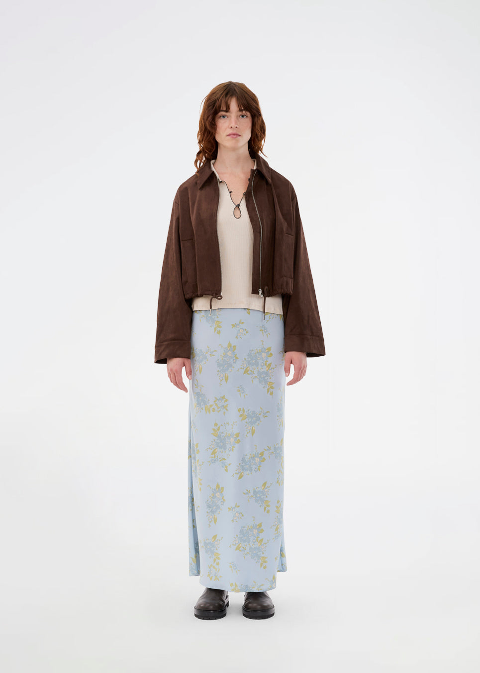 Kort brun jakke i ruskind-look. Ushermd jacket har brede ærmer, lynlåslukning, krave og sidelommer. Den justerbare bund med snøre giver en fleksibel pasform og et cool, feminint udtryk. Modellen er 175 cm og har en str. S/36 på.

Materiale:
5% Elastan
95% Polyester

Foer:
35% Polyester
65% Rayon