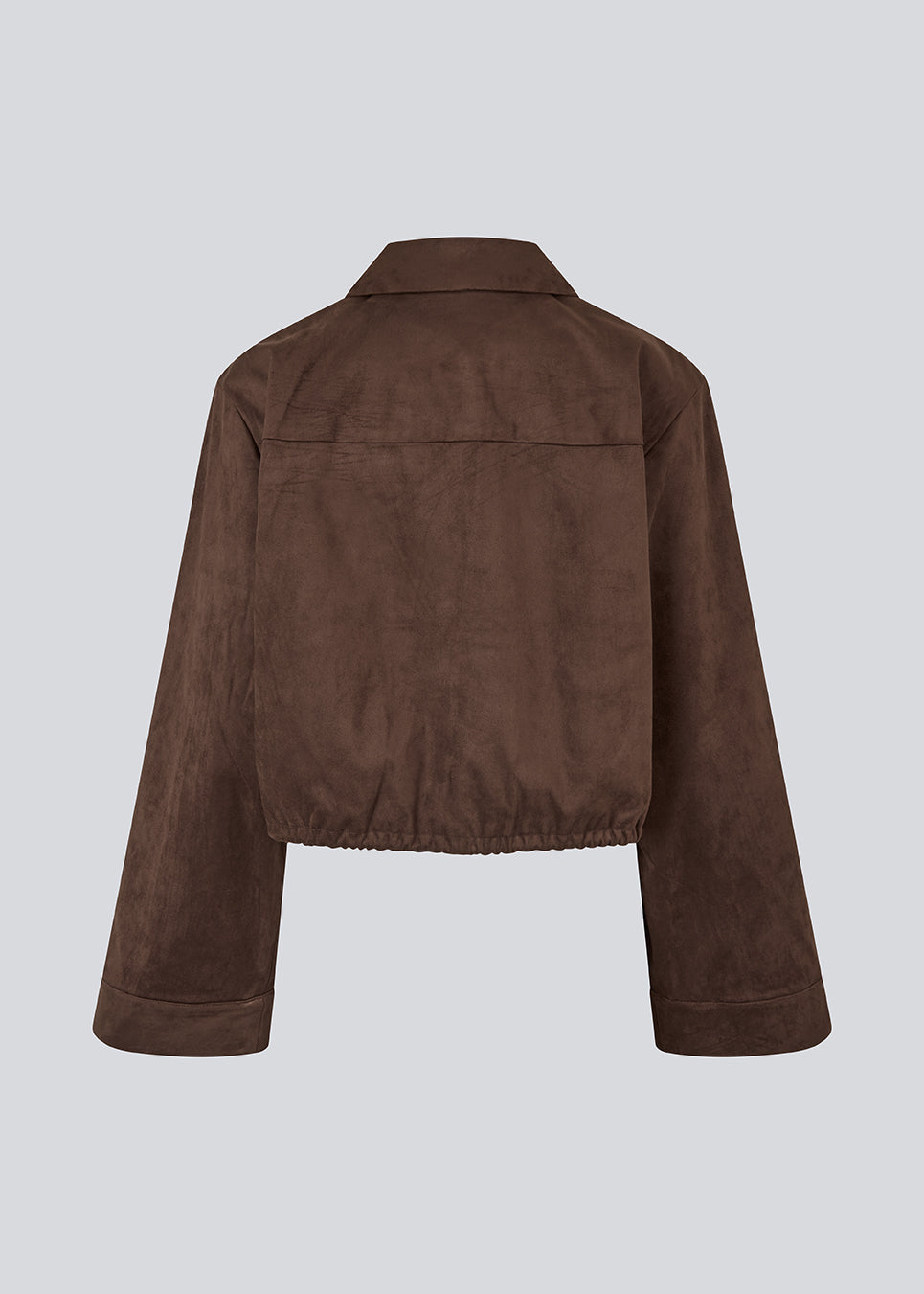 Kort brun jakke i ruskind-look. Ushermd jacket har brede ærmer, lynlåslukning, krave og sidelommer. Den justerbare bund med snøre giver en fleksibel pasform og et cool, feminint udtryk. Modellen er 175 cm og har en str. S/36 på.

Materiale:
5% Elastan
95% Polyester

Foer:
35% Polyester
65% Rayon
