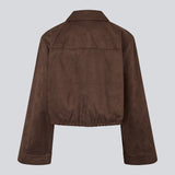 Kort brun jakke i ruskind-look. Ushermd jacket har brede ærmer, lynlåslukning, krave og sidelommer. Den justerbare bund med snøre giver en fleksibel pasform og et cool, feminint udtryk. Modellen er 175 cm og har en str. S/36 på.

Materiale:
5% Elastan
95% Polyester

Foer:
35% Polyester
65% Rayon