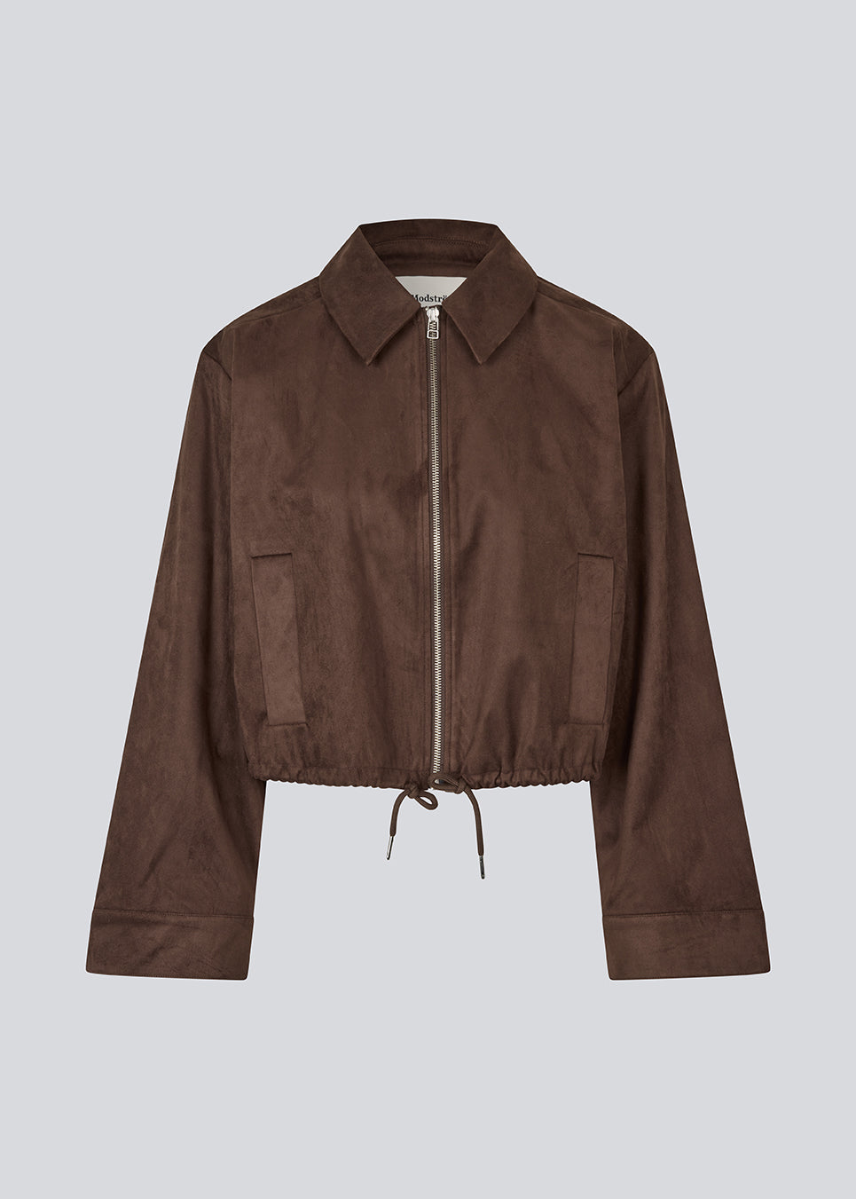 Kort brun jakke i ruskind-look. Ushermd jacket har brede ærmer, lynlåslukning, krave og sidelommer. Den justerbare bund med snøre giver en fleksibel pasform og et cool, feminint udtryk. Modellen er 175 cm og har en str. S/36 på.

Materiale:
5% Elastan
95% Polyester

Foer:
35% Polyester
65% Rayon