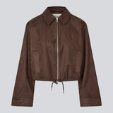 Kort brun jakke i ruskind-look. Ushermd jacket har brede ærmer, lynlåslukning, krave og sidelommer. Den justerbare bund med snøre giver en fleksibel pasform og et cool, feminint udtryk. Modellen er 175 cm og har en str. S/36 på.

Materiale:
5% Elastan
95% Polyester

Foer:
35% Polyester
65% Rayon
