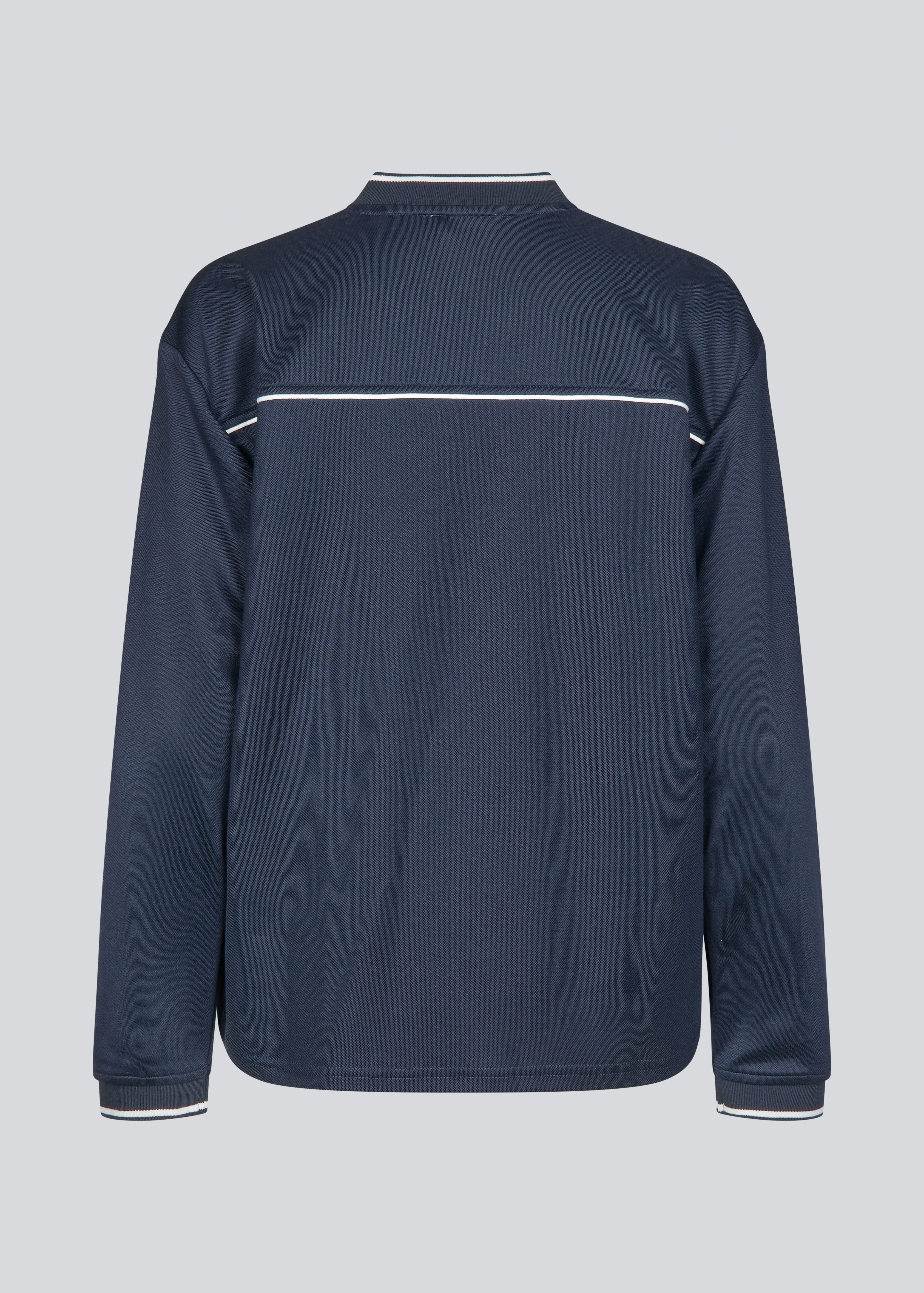 Tracksuit trøje i navy i 100% genanvendt polyester. Utopiamd LS t-shirt har lange ærmer, v-hals med kontrastdetaljer samt logo foran.

Style trøjen med matchende bukser


Materiale:
50% Bomuld
50% Polyester