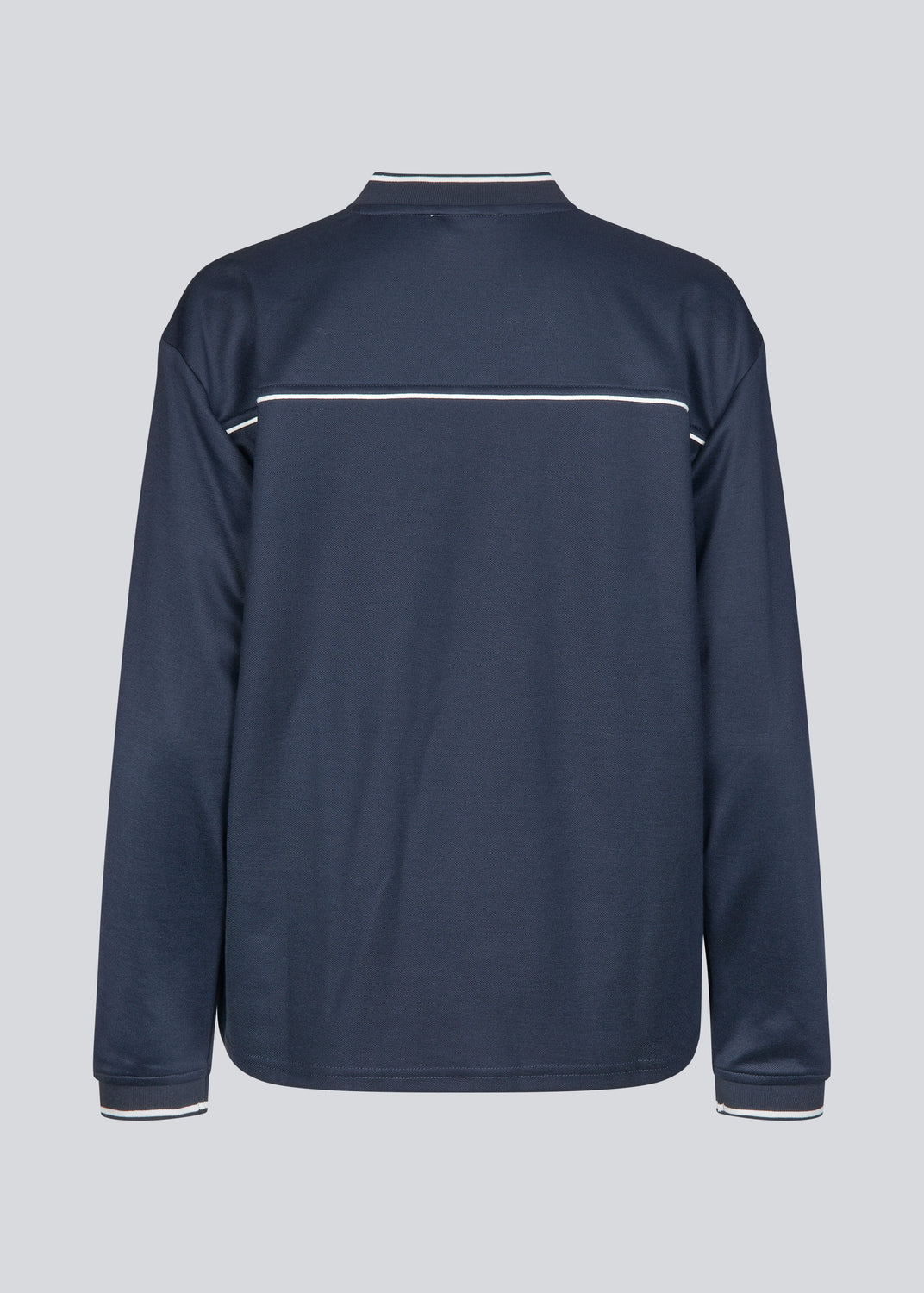 Tracksuit trøje i navy i 100% genanvendt polyester. Utopiamd LS t-shirt har lange ærmer, v-hals med kontrastdetaljer samt logo foran.

Style trøjen med matchende bukser


Materiale:
50% Bomuld
50% Polyester