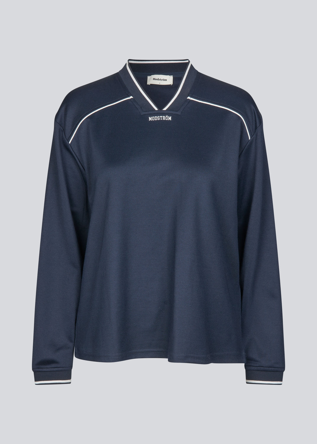 Tracksuit trøje i navy i 100% genanvendt polyester. Utopiamd LS t-shirt har lange ærmer, v-hals med kontrastdetaljer samt logo foran.

Style trøjen med matchende bukser


Materiale:
50% Bomuld
50% Polyester