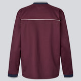 Mørkerød tracksuit trøje i 100% genanvendt polyester. Utopiamd LS t-shirt har lange ærmer, v-hals med kontrastdetaljer samt logo foran.