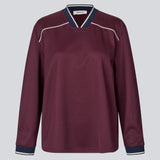Mørkerød tracksuit trøje i 100% genanvendt polyester. Utopiamd LS t-shirt har lange ærmer, v-hals med kontrastdetaljer samt logo foran.