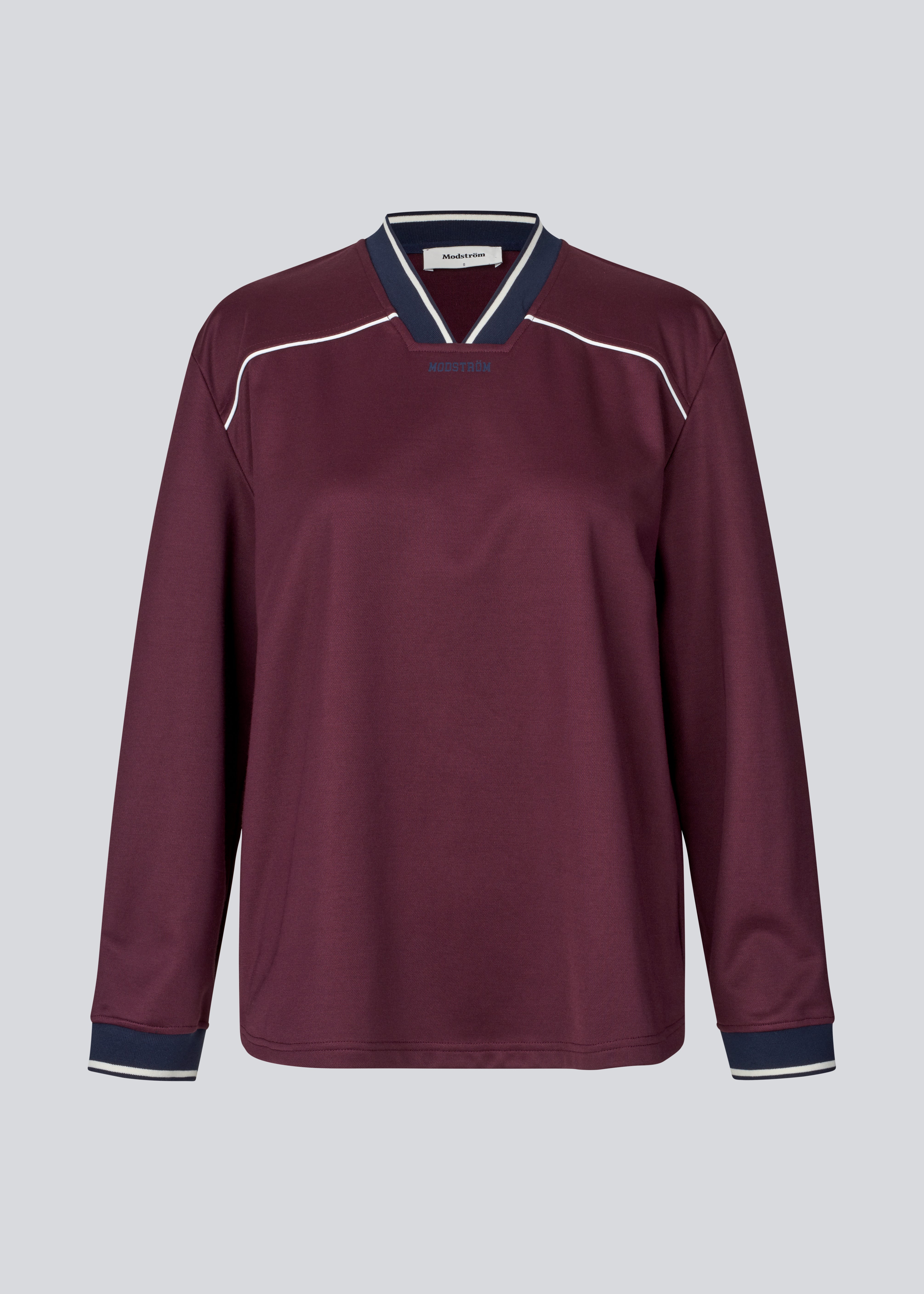 Mørkerød tracksuit trøje i 100% genanvendt polyester. Utopiamd LS t-shirt har lange ærmer, v-hals med kontrastdetaljer samt logo foran.