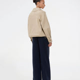 Tracksuit pants i navy blå med brede ben i 100% genanvendt polyester. Utopiamd pants har sidelommer, elastik i talje med snørre og logo. Modellen er 175 cm og har en str. S/36 på.

Materiale:
50% Bomuld
50% Polyester