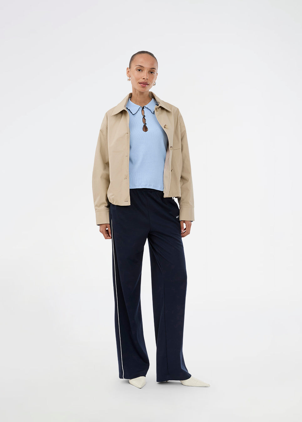 Tracksuit pants i navy blå med brede ben i 100% genanvendt polyester. Utopiamd pants har sidelommer, elastik i talje med snørre og logo. Modellen er 175 cm og har en str. S/36 på.

Materiale:
50% Bomuld
50% Polyester