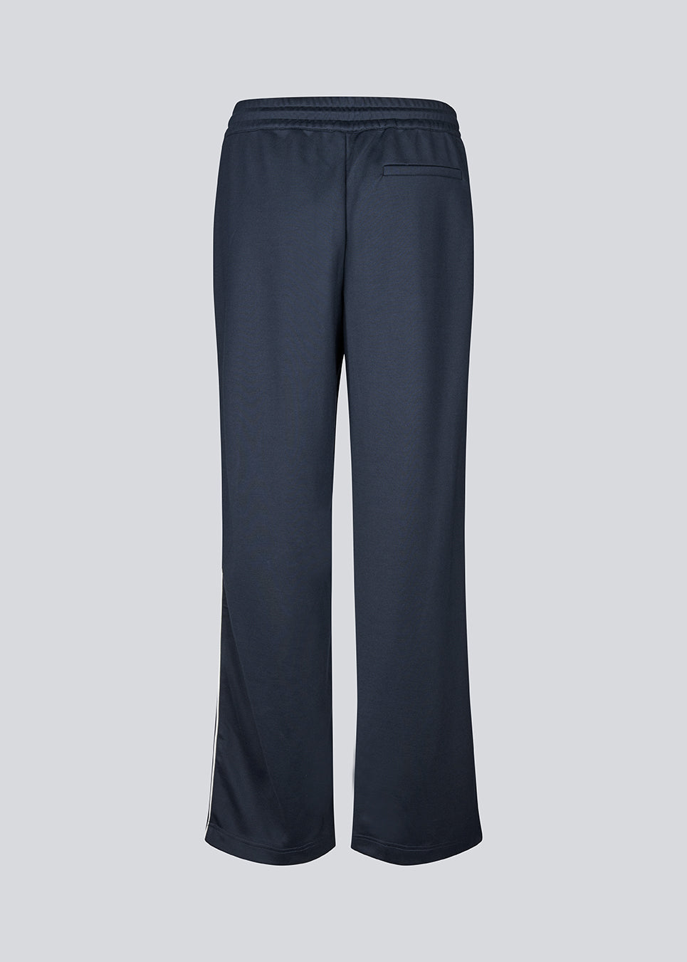 Tracksuit pants i navy blå med brede ben i 100% genanvendt polyester. Utopiamd pants har sidelommer, elastik i talje med snørre og logo. Modellen er 175 cm og har en str. S/36 på.

Materiale:
50% Bomuld
50% Polyester